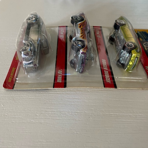 Hot Wheels 3-PACK Classics Series 3 '69 Camaro Rodger Dodger '40 Ford 1731 - Picture 4 of 8